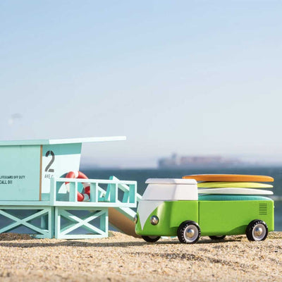 Candylab a créé un bus de plage pouvant se mettre de trois manières différentes ! La construction modulaire et magnétique permet une configuration 3 en 1, avec une personnalité distincte pour chaque style : Un pick-up, un van ou un camper.