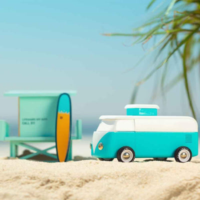 Candylab a créé un bus de plage pouvant se mettre de trois manières différentes ! La construction modulaire et magnétique permet une configuration 3 en 1, avec une personnalité distincte pour chaque style : Un pick-up, un van ou un camper.