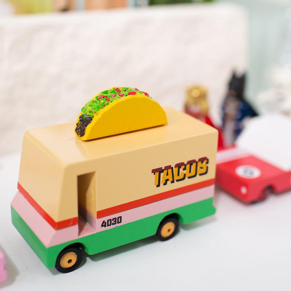 Candylab a créé de magnifiques petits food trucks pour vous donner l'appétit ! Avec leurs couleurs vives et leurs grosses enseignes sur le toit, ces fourgons vont vous donner envie de nourrir toute la ville ! Voici le fourgon de taco