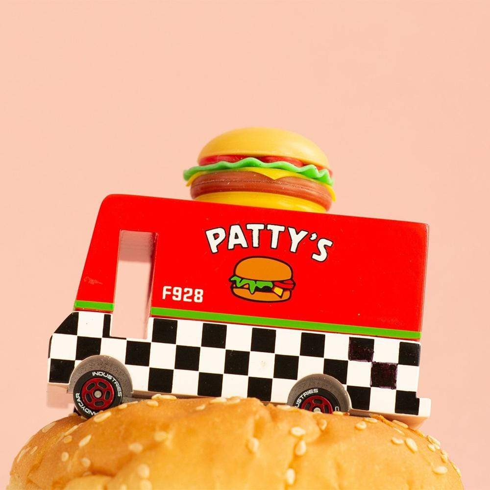 Candylab a créé de magnifiques petits food trucks pour vous donner l'appétit ! Avec leurs couleurs vives et leurs grosses enseignes sur le toit, ces fourgons vont vous donner envie de nourrir toute la ville ! Voici le fourgon de hamburger