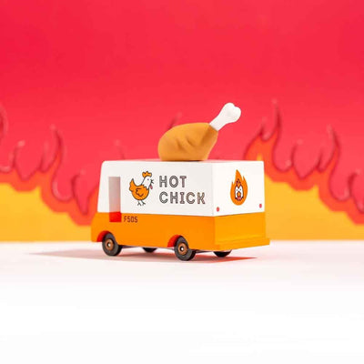 Candylab a créé de magnifiques petits food trucks pour vous donner l'appétit ! Avec leurs couleurs vives et leurs grosses enseignes sur le toit, ces fourgons vont vous donner envie de nourrir toute la ville ! Voici le fourgon de poulet frit