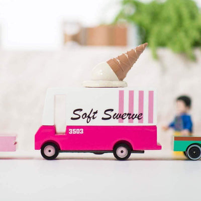 Candylab a créé de magnifiques petits food trucks pour vous donner l'appétit ! Avec leurs couleurs vives et leurs grosses enseignes sur le toit, ces fourgons vont vous donner envie de nourrir toute la ville ! Voici le fourgon de glace