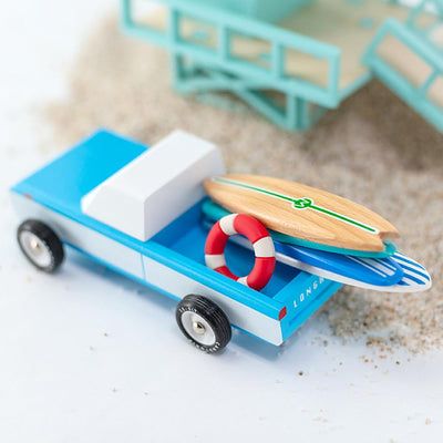 C'est le premier pick-up fabriqué par Candylab. Nous avons tous besoin d'un petit pick-up dans nos vies. C'est tellement utile. Il existe en plusieurs couleurs. Et n'oubliez pas que vous pouvez empiler vos planches de surf dans la caisse du pick-up !