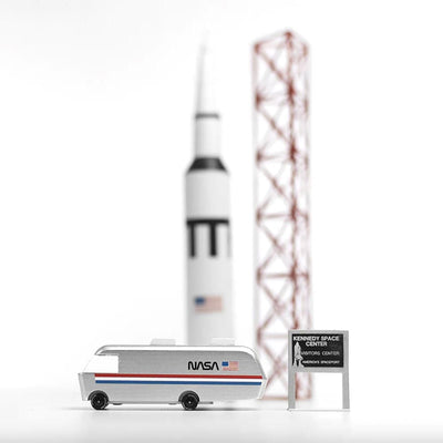 L'Astrovan de la NASA par Candylab est un hommage aux meilleurs et plus brillants cerveaux et à ceux qui ont réussi les exploits les fous. Nous ne pourrions pas atteindre les étoiles sans eux. Montez avec nous, on va sur la lune !