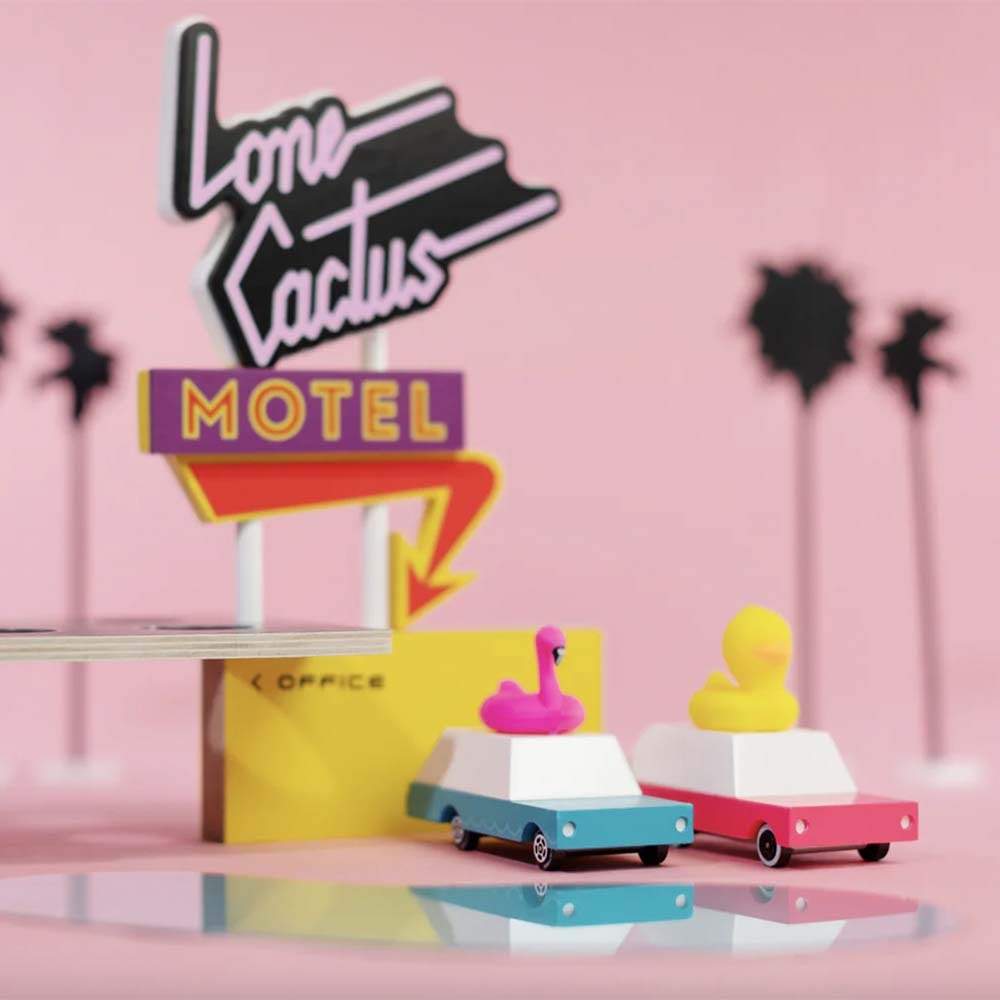Attrapez vos flotteurs, c'est l'heure de la baignade ! Nous vous présentons les premières voitures Candylab dotées d'une bouée gonflable sur le toit, Duckie et Flamingo. Elles sont faites pour se détendre et s'amuser au soleil.