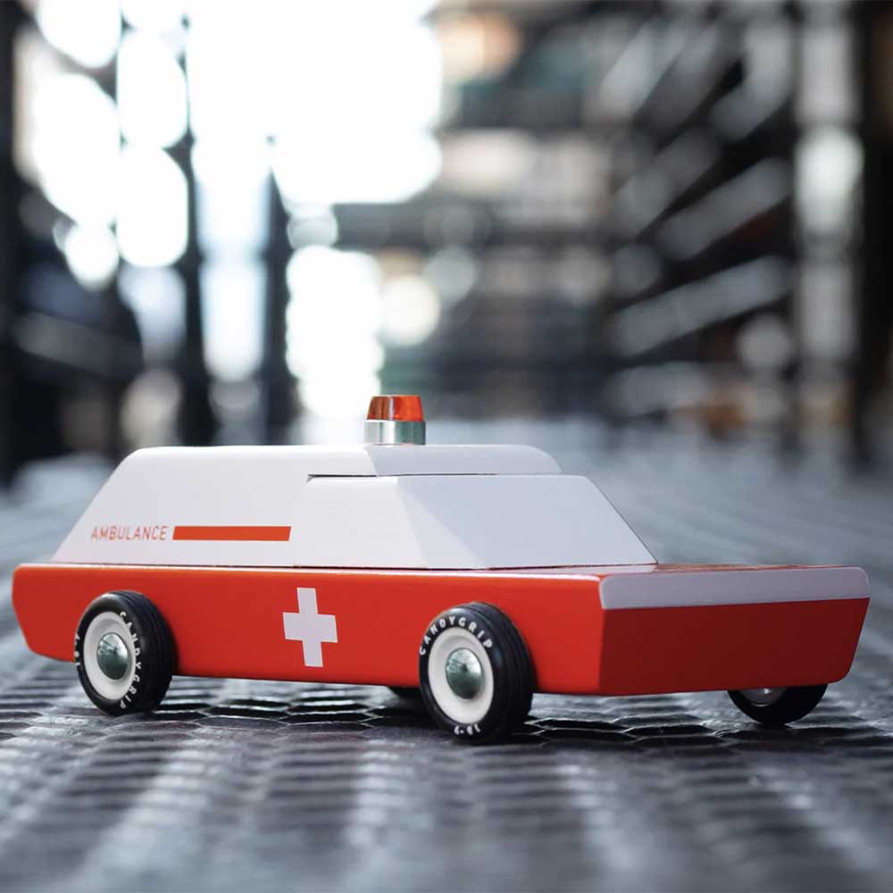 Le wagon ambulance de Candylab nous rappelle que les véhicules d'urgence n'ont pas toujours ressemblés à ceux que nous voyons de nos jours. Tout l'équipement médical est à l'intérieur. Foncez au secours du moindre accident et sauvez des vies.