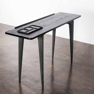 La console Salk de District Eight est inspirée par le design épuré et utilitaire du mobilier de laboratoire. Salk est dotée d'impressionnants pieds en béton et d'un plateau de table en chêne massif.
