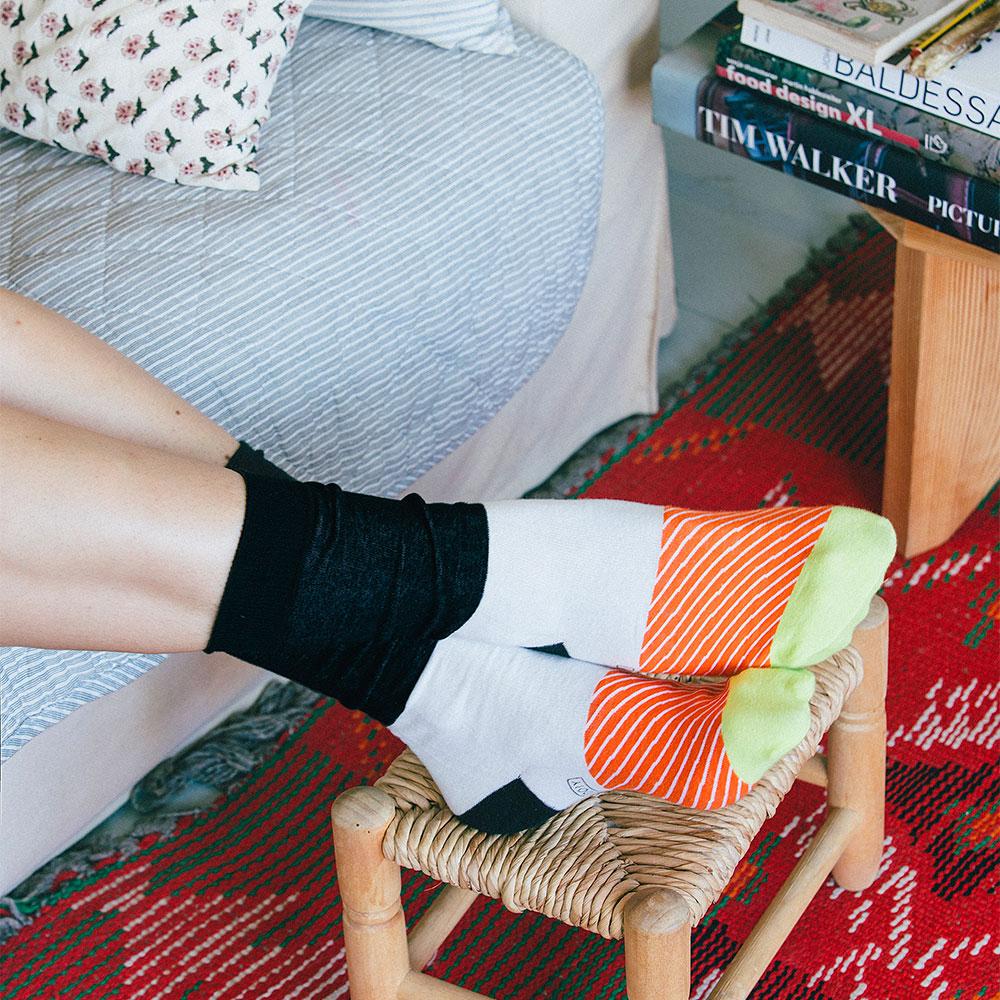 Les bas Maki de Eat My Socks, une paire amusantes et confortables en forme de maki.