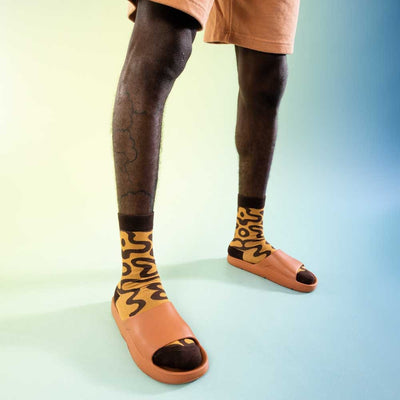 Éclair au chocolat ou bas ? Découvrez l'originalité d'Eat My Socks avec des bas emballés comme de vraies pâtisseries. Un plaisir sucré pour vos pieds !