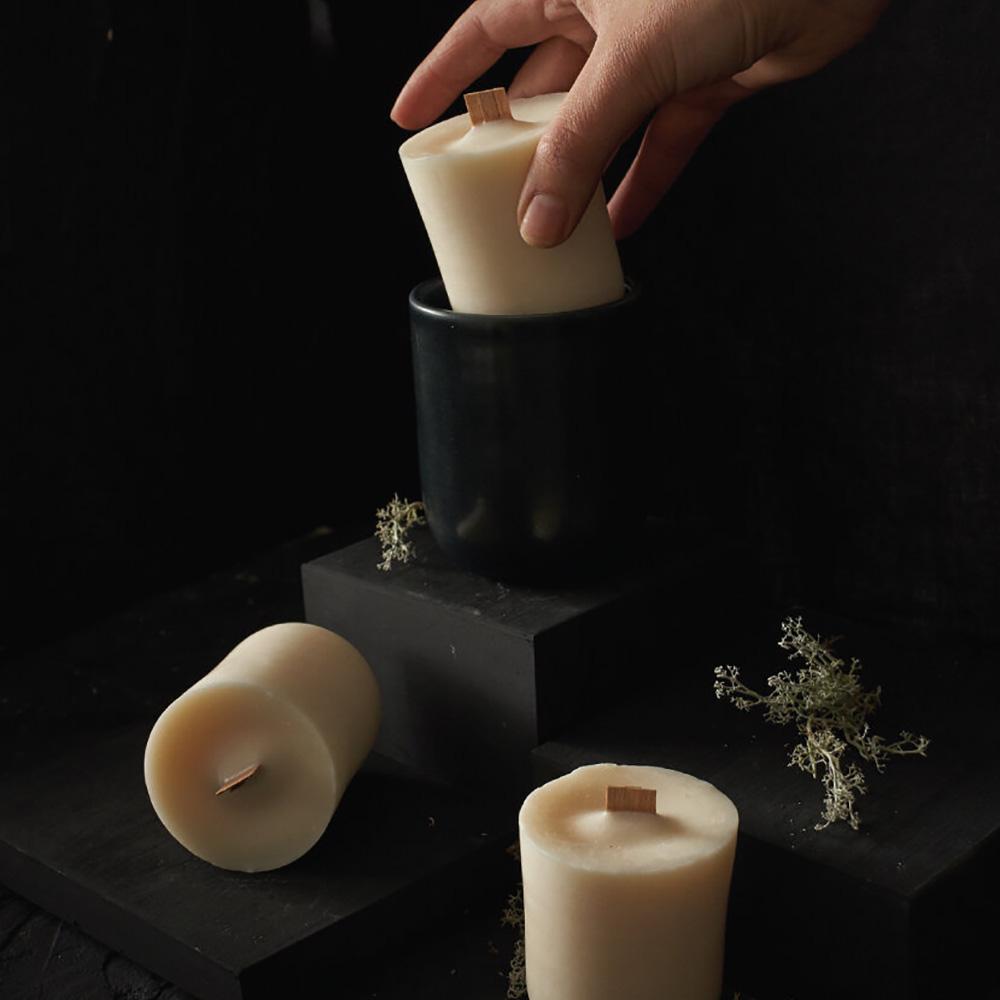 Voici les recharges pour les bougies Esser Studio. Placez la recharge dans le pot en béton original.