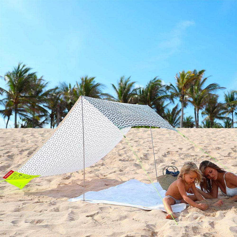 Avec la tente Miasun de Fatboy, pliable et légère, vous pouvez créer votre propre oasis ombragée en quelques minutes.