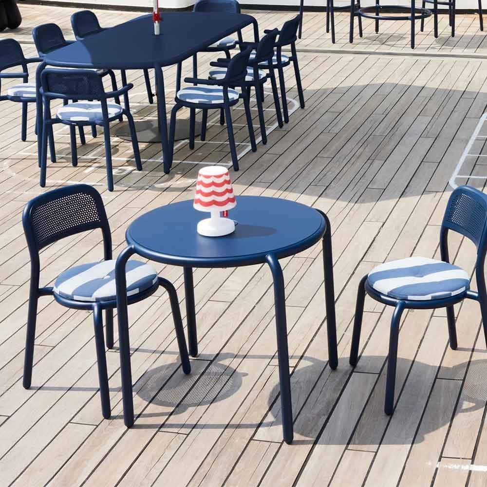 Avec la table bistrot ronde Toní Bistreau de Fatboy, vous pouvez créer l'aménagement idéal du jardin ou de la terrasse en un rien de temps. L'aluminium léger rend cette table facile à déplacer.