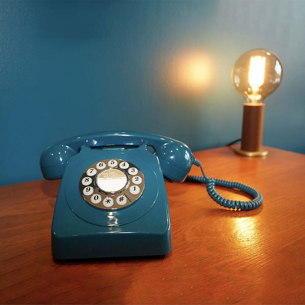Un peu nostalgique ? Ou vous aimez simplement les articles au look vintage ? Le téléphone 746 Push de GPO est celui dont vous avez besoin. Disponible en une multitude de couleurs, il est le téléphone vintage qui vous permettra d'appeler le passé !