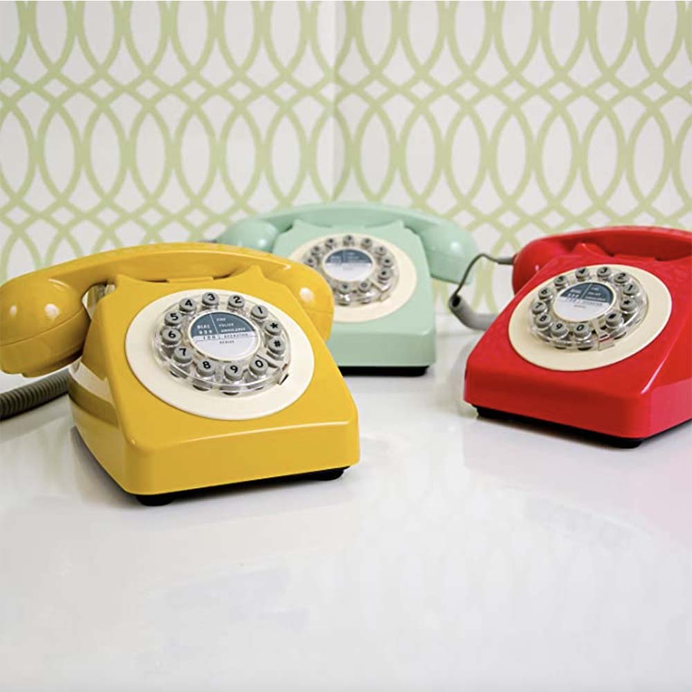 Le téléphone 746 Push de GPO, objet de décoration rétro, apporte une touche élégante à votre espace. Son design classique, son cadran rotatif et ses couleurs variées offrent un charme vintage avec la praticité moderne.