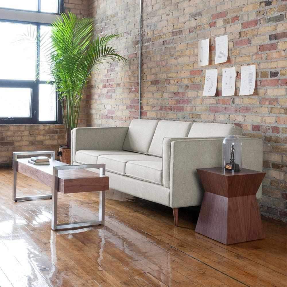 La collection Adelaide de Gus* Modern propose un design classique très minimaliste inspiré des archétypes de sofas du milieu des années 1950. Le piètement en bois offre une très belle finition pour cette collection déclinée en sofa et sectionnel.