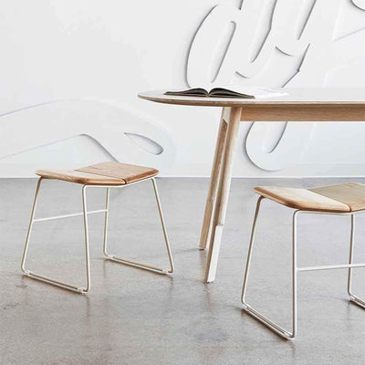 S'inspirant du design scandinave contemporain, le tabouret Aero de Gus* Modern présente un siège chanfreiné légèrement arrondi, fabriqué à partir de deux pièces parfaitement équilibrées de bois de frêne sur un cadre métallique courbé et aérien.