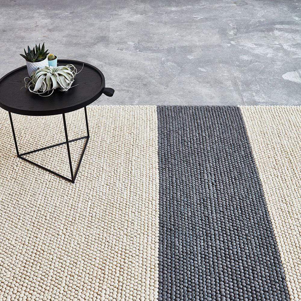Présentant une harmonie de texture épaisse et de composition simple et abstraite, le tapis Bala par Gus* Modern apporte un sentiment de confort d'inspiration scandinave dans votre espace.