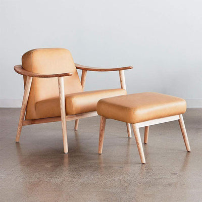 Ode au minimalisme nordique chaleureux, le fauteuil et l'ottoman Baltic par Gus* Modern sont conçus pour s'harmoniser avec la vie contemporaine. Élégants et compacts, avec des cadres en bois massif épurés, ils transmettent une sensation de calme