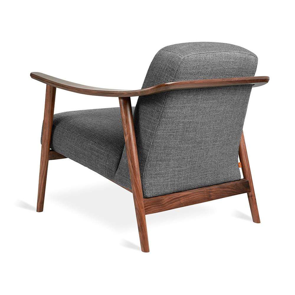 Gus* Modern Baltic, fauteuil confortable avec le choix de la couleur du tissu et du bois, en bois et tissu, andorra pewter / noyer