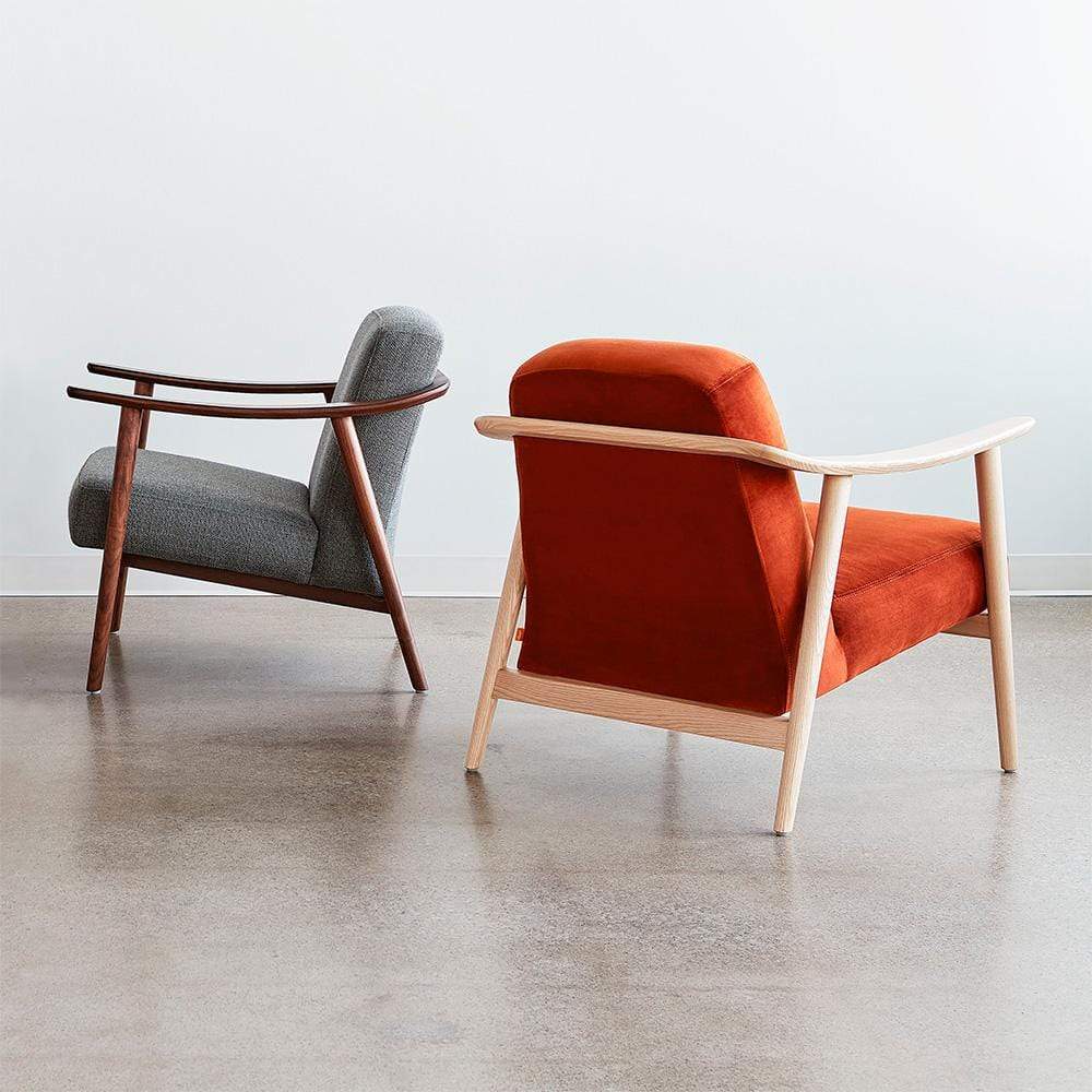 Ode au minimalisme nordique chaleureux, le fauteuil Baltic de Gus* Modern est conçu pour s'harmoniser avec la vie contemporaine. Élégant et compact, avec un cadre en bois massif épuré, il transmet une sensation de calme et de légèreté