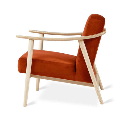 Gus* Modern Baltic, fauteuil confortable avec le choix de la couleur du tissu et du bois, en bois et tissu, velours roussâtre / frêne