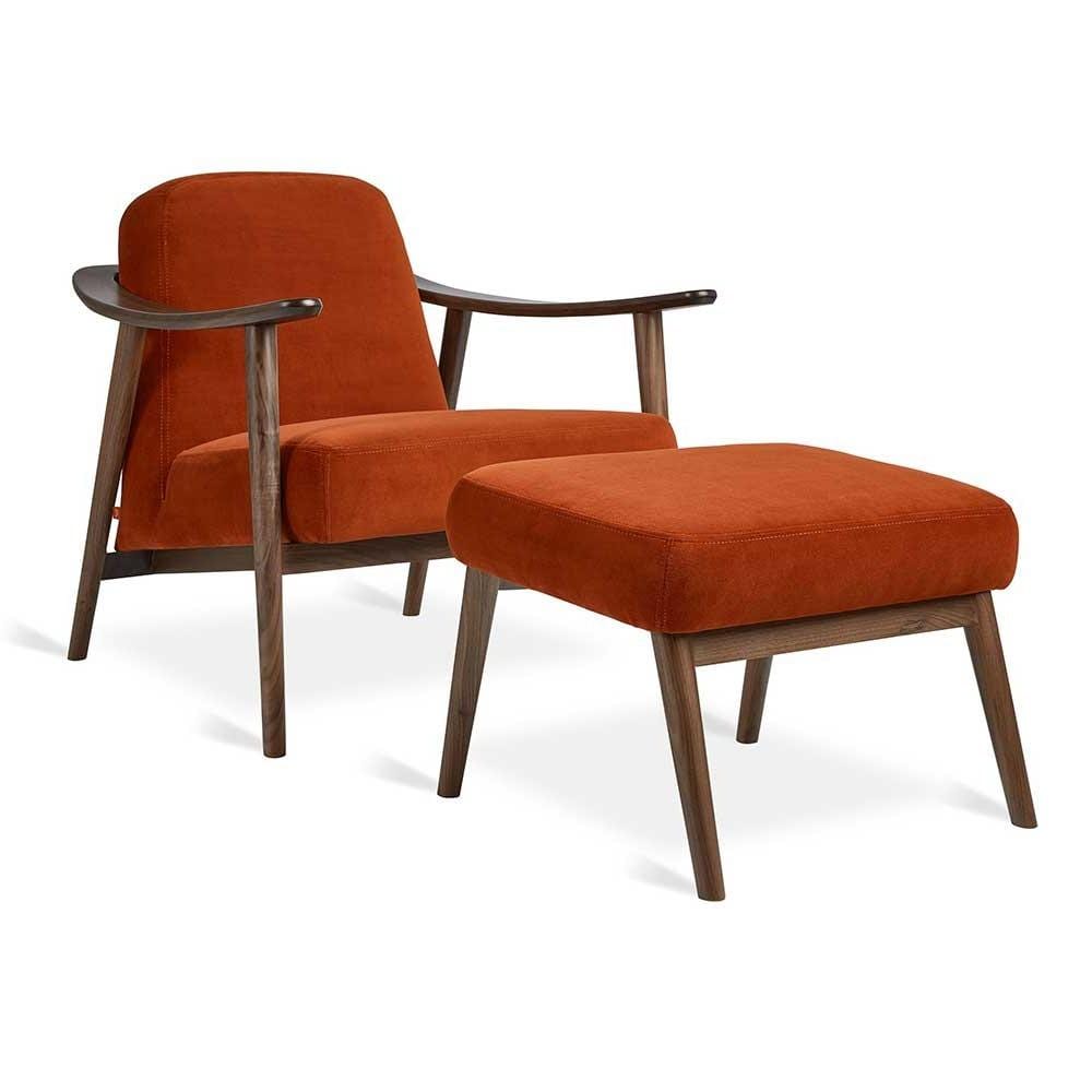 Gus* Modern Baltic, ensemble de fauteuil et ottoman, en bois et tissu, velours roussâtre / noyer