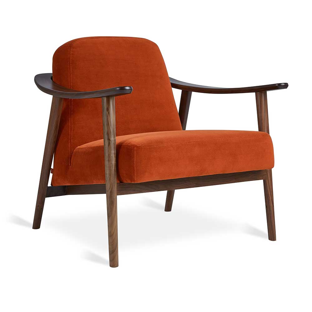 Gus* Modern Baltic, fauteuil confortable avec le choix de la couleur du tissu et du bois, en bois et tissu, velours roussâtre / noyer