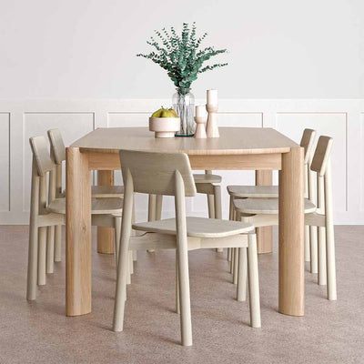 La table à dîner Bancroft de Gus* modern est à la hauteur de vos exigences. Combinant le meilleur du design moderne et scandinave, elle est dépourvue de toute ligne dure, avec des pieds subtilement incurvés et un plateau ovale doux.