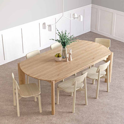 La table à dîner Bancroft de Gus* modern est à la hauteur de vos exigences. Combinant le meilleur du design moderne et scandinave, elle est dépourvue de toute ligne dure, avec des pieds subtilement incurvés et un plateau ovale doux.