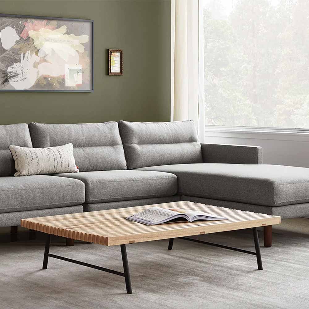 Le style du milieu du siècle est modernisé par le design astucieux du sofa bi-sectionnel Miller de Gus* Modern. Les pieds en bois massif soutiennent un cadre mince qui donne à ce sofa son apparence légère et flottante.