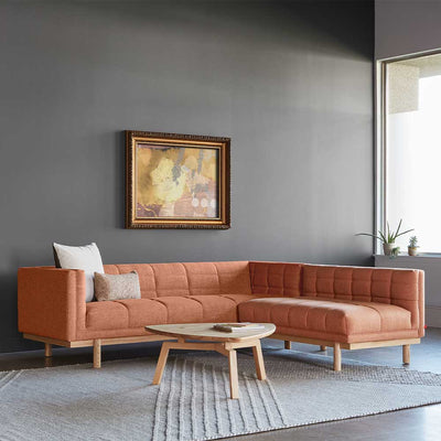 S'inspirant à la fois des influences du milieu du siècle et contemporaines, le sofa bi-sectionnel Mulholland est un design sur mesure avec des touffes distinctives sur le siège, les bras et le dossier qui créent un caractère subtil.