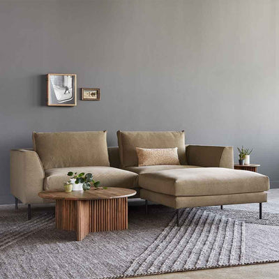 Dans la tradition du modernisme européen, le sofa bi-sectionnel Renfrew de Gus* Modern, présente des lignes ultra-pures, une position profonde et basse et des pieds délicats qui lui donnent un aspect léger et flottant.