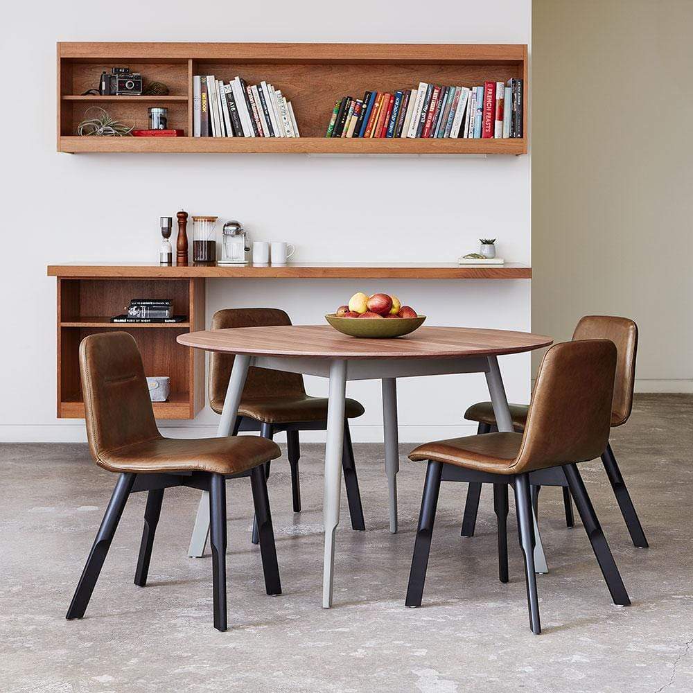 La chaise Bracket par Gus* Modern apporte une élégance moderne à votre salle à manger et dans un bureau. La sculpture audacieuse des pieds en bois massif offre un équilibre parfait avec le luxueux rembourrage en cuir de l'assise et du dossier monobloc