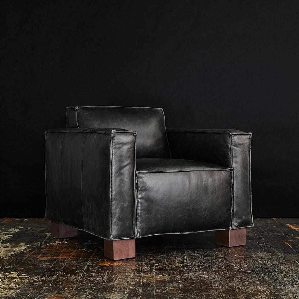 Le fauteuil Cabot de Gus* Modern propose une vision confortable et masculine à travers un design traditionnel. Disponible en trois cuirs vintage sélectionnés pour leurs caractéristiques uniques du grain qui vieilliront magnifiquement bien 