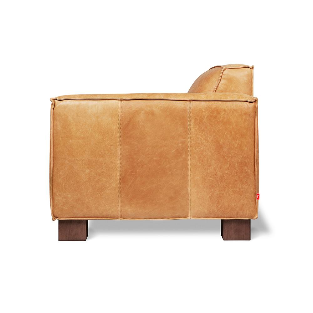 Gus* Modern Cabot, fauteuil imposant et confortable, en bois et cuir, canyon whiskey leather