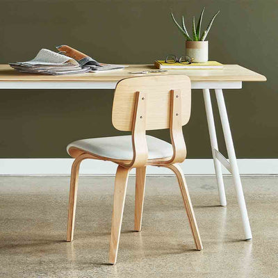 La chaise à dîner Cardinal de Gus* Modern reprend le processus de conception pionnier du milieu du siècle dernier, à savoir l'ingénierie du bois cintré, et y ajoute des touches modernes pour créer une nouvelle icône de forme et de fonction.