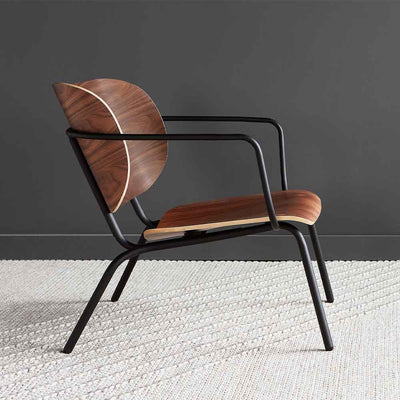 Alliant l'approche du design Mid-century à la facilité de la vie contemporaine, la chaise lounge Bantam de Gus* Modern incarne la sophistication simple avec une éthique sculpturale qui vous invite à vous asseoir et à rester un moment.