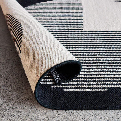 Le tapis Construct de Gus* Modern est bien plus qu'un simple tapis - c'est un choix écologique et polyvalent qui saura rehausser n'importe quel espace.