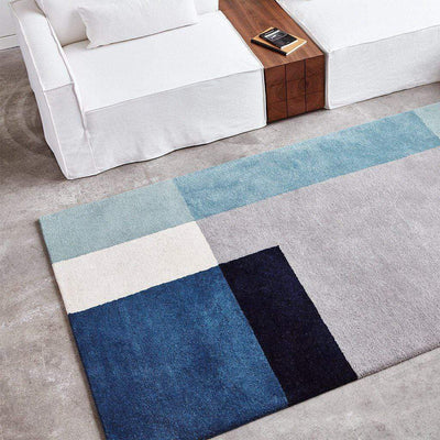 Le tapis Element de Gus* Modern est une pièce unique qui allie le design moderne et l'inspiration des quilts patchwork traditionnels. Conçu à la main avec soin, ce tapis à poils hauts est un véritable chef-d'œuvre artisanal.