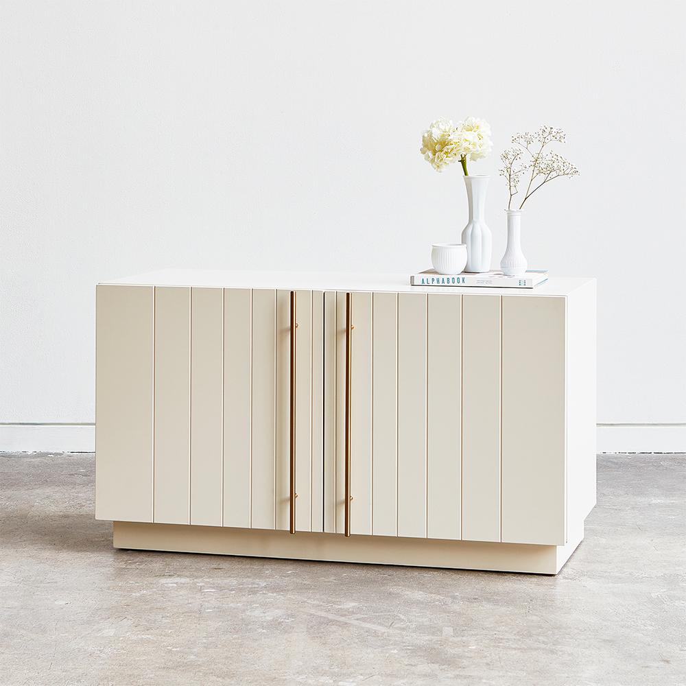 Le cabinet Elora de Gus* Modern combine l'esthétique traditionnelle des cabinets classiques en carton perlé avec un solide savoir-faire et des teintes contemporaines atténuées pour créer un design résolument moderne.