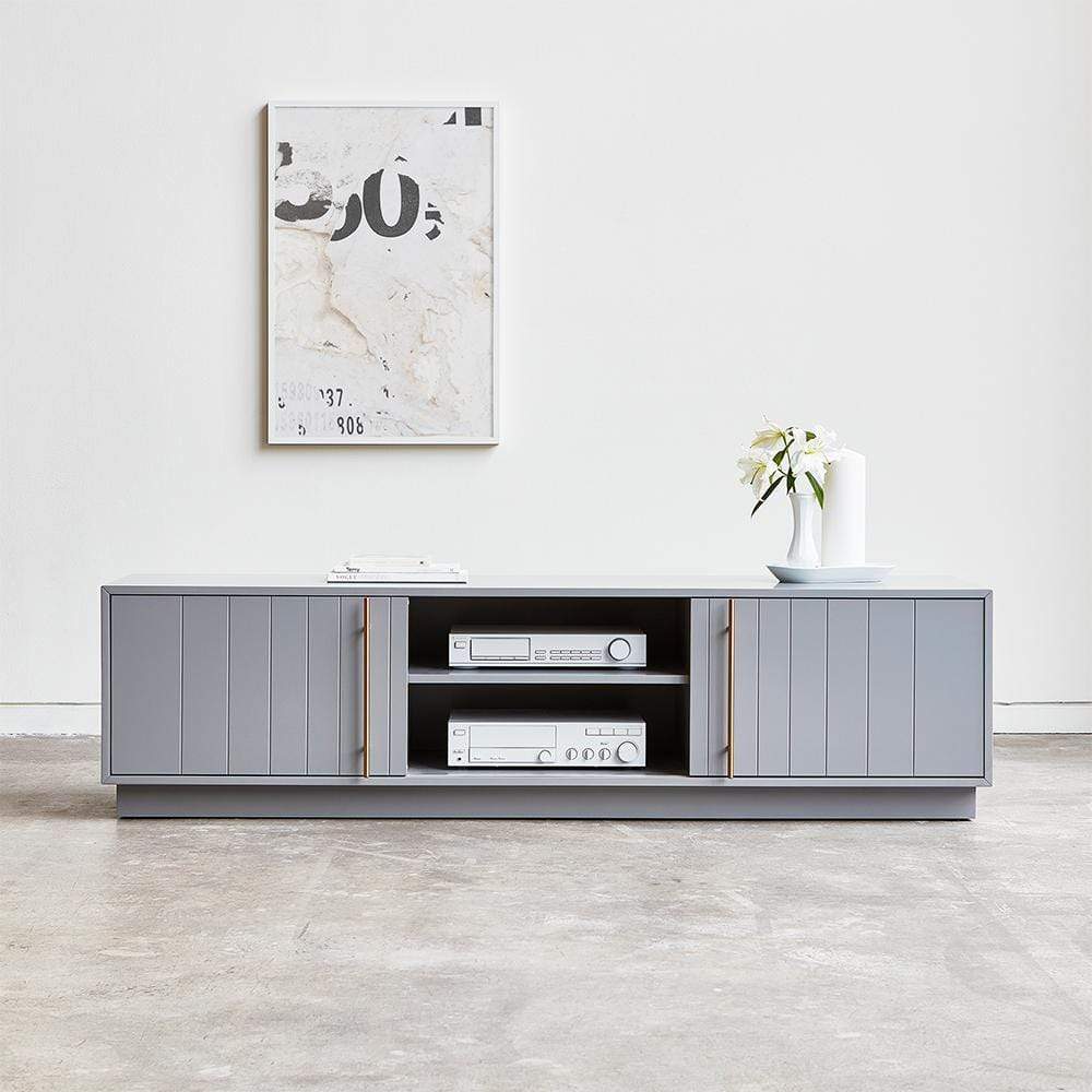Le meuble de télévision Elora de Gus* Modern combine l'esthétique traditionnelle des cabinets classiques en carton perlé avec un solide savoir-faire artisanal et des teintes contemporaines atténuées pour créer un design résolument moderne.