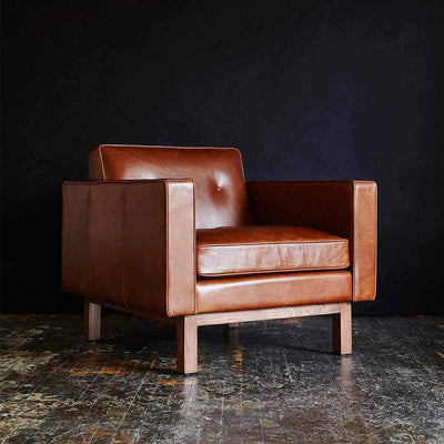 Imposant de par son volume mais surtout par son style, le fauteuil en cuir Embassy de Gus* Modern apportera une dimension vintage avec élégance à votre salon.