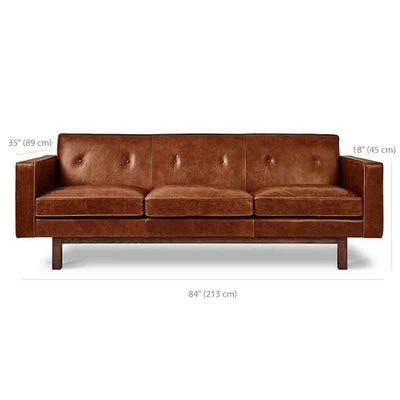 Gus* Modern Embassy, sofa 3 places capitonné, en cuir et bois, dimensions