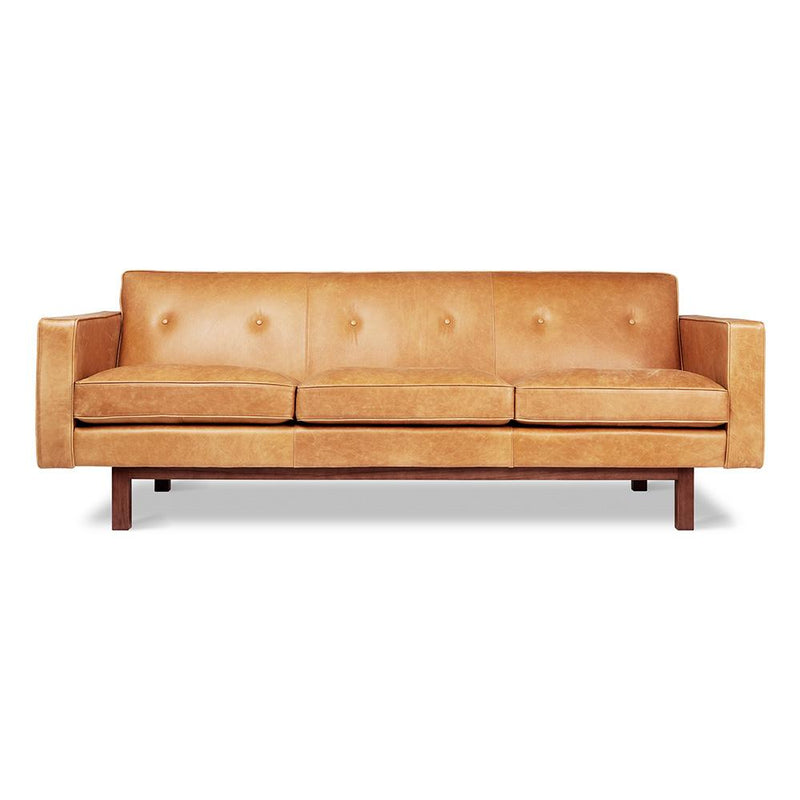 Gus* Modern Embassy, sofa 3 places capitonné, en cuir et bois, cuir canyon whiskey