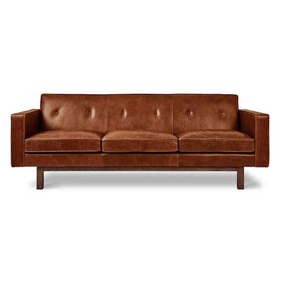 Gus* Modern Embassy, sofa 3 places capitonné, en cuir et bois, cuir brun