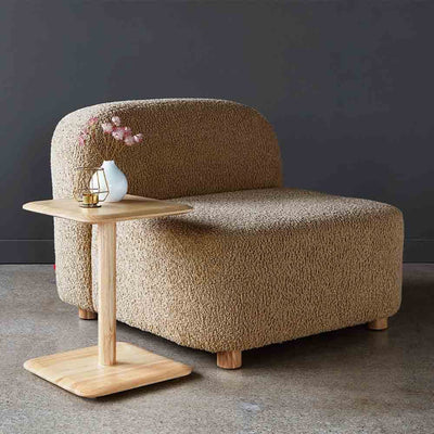La série Circuit Modular de Gus* Modern est une collection de fauteuils contemporains qui apporte un style minimaliste aux grands ou petits espaces. Tous les composants modulaires peuvent être assemblés à l'aide de connecteurs intégrés