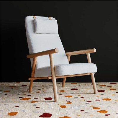 Labrador de Gus* Modern est un fauteuil qui évoque le calme et la légèreté, avec des éléments réduits à leurs formes essentielles. Son look d'inspiration scandinave est obtenu grâce à des matériaux naturels comme le frêne massif et le cuir cousu à la main