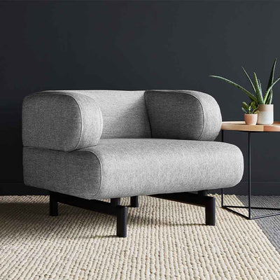 Le fauteuil Soren de Gus* Modern présente une version contemporaine d'un confort raffiné. Le design sculptural est la marque de fabrique de la série Soren : des formes géométriques, des courbes audacieuses et une base en acier noir