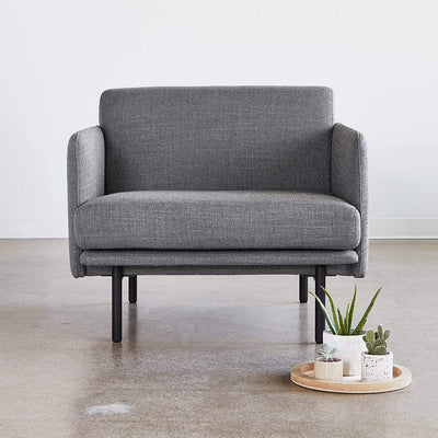 Inspirée par des éléments du design scandinave classique, le fauteuil Foundry offrent une grande sophistication, mettant en valeur un cadre de dossier étroit et extra-plat, et des coussins semblant flotter.