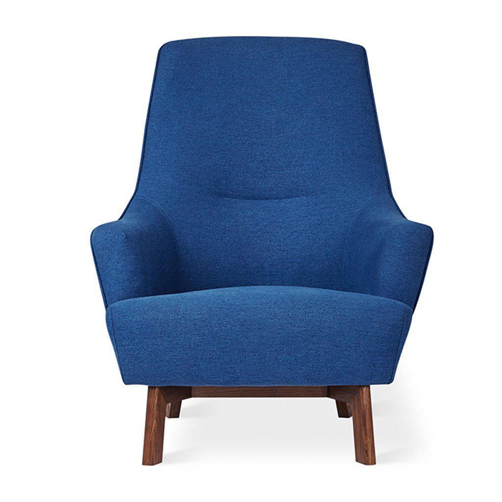 Gus* Modern Hilary, fauteuil avec accoudoirs et dossier haut, en bois et tissu, stockholm cobalt